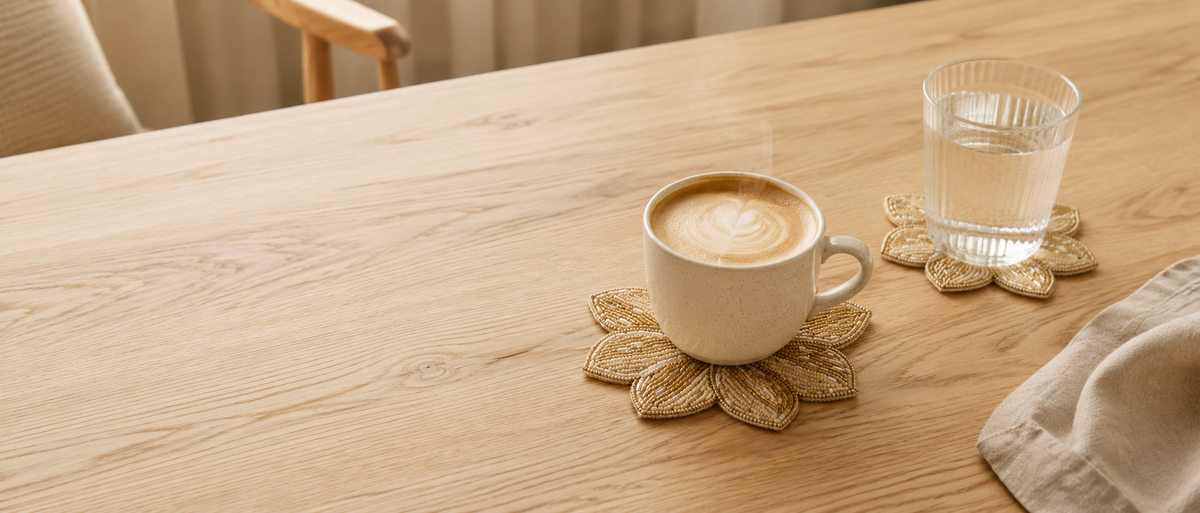 Onderzetters beschermen een houten tafel tegen vocht- en warmtekringen van glazen en kopjes.