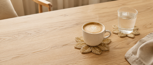 Onderzetters beschermen een houten tafel tegen vocht- en warmtekringen van glazen en kopjes.