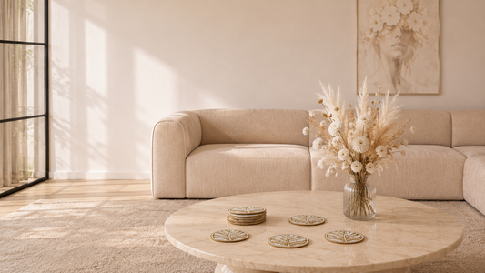 Handgemaakte kralen onderzetters als stijlvolle woonaccessoire in een beige en modern interieur.