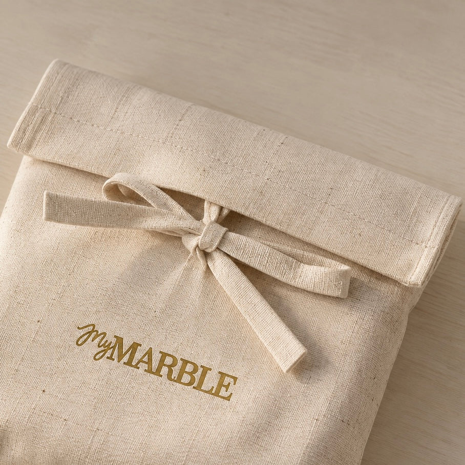 Beige My Marble dustbag met strik en goudkleurig My Marble logo
