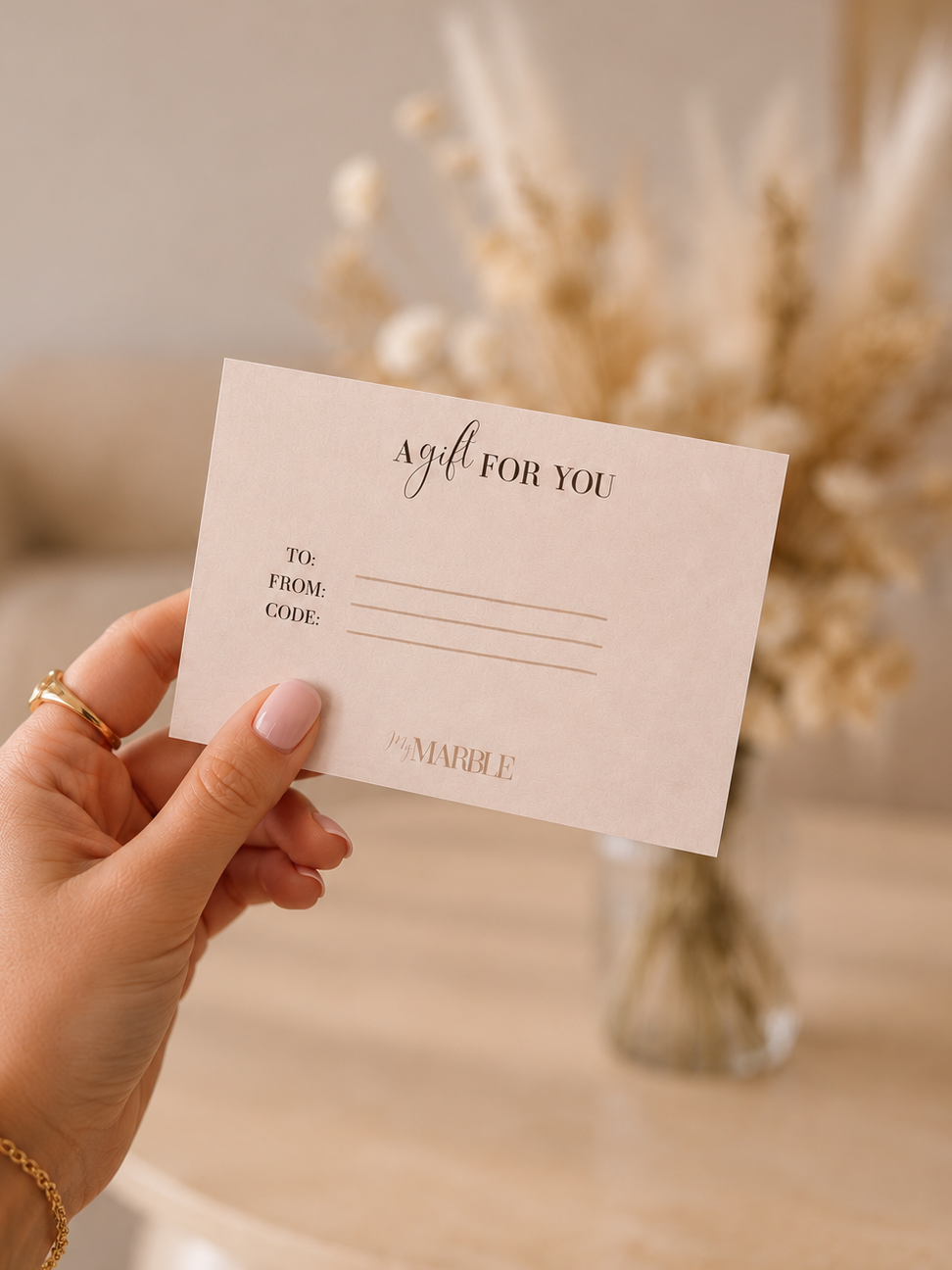 Vrouw houdt een luxe My Marble cadeaubon vast